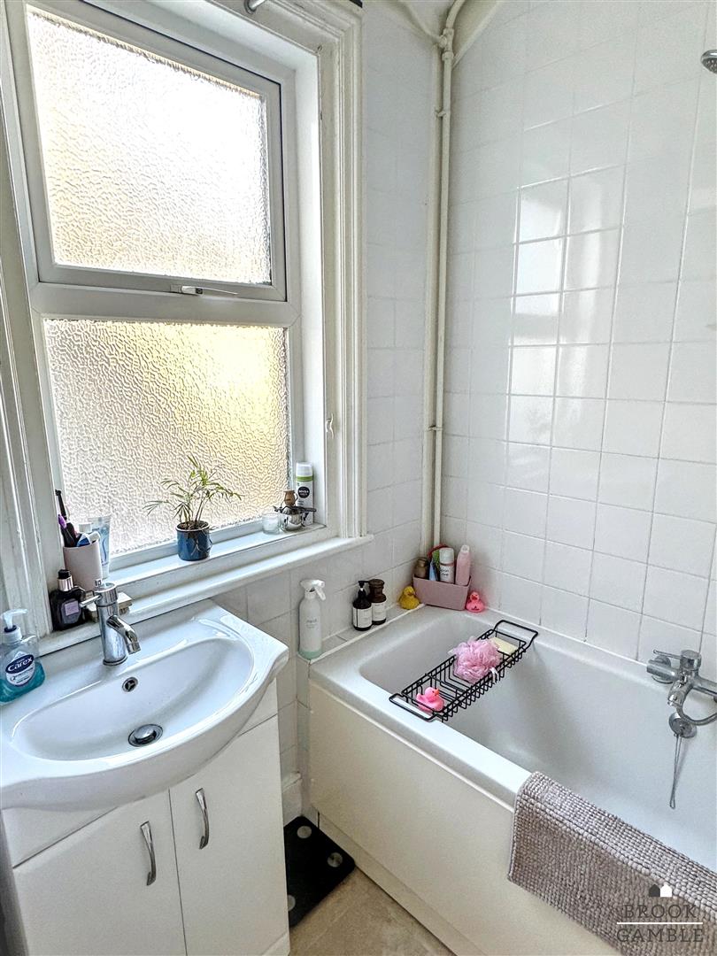 3 Bedroom Maisonette. Vicarage Road in Eastbourne,  10